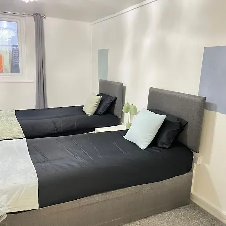Centre 2 Bed With Free Parking *