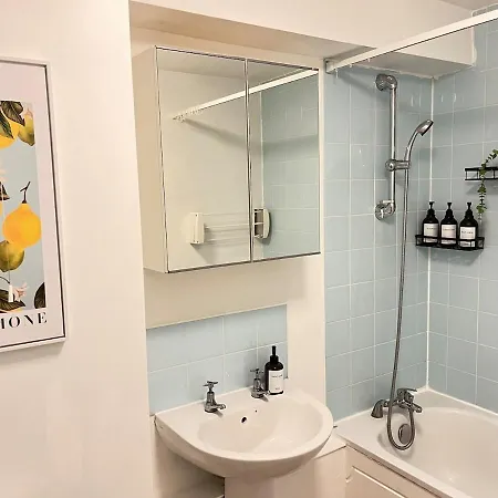 Centre 2 Bed With Free Parking 公寓 *