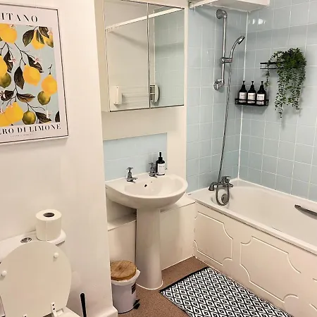 Centre 2 Bed With Free Parking 公寓 *