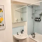Centre 2 Bed With Free Parking Lejlighed *