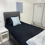 Centre 2 Bed With Free Parking *