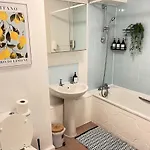 Centre 2 Bed With Free Parking Lejlighed *